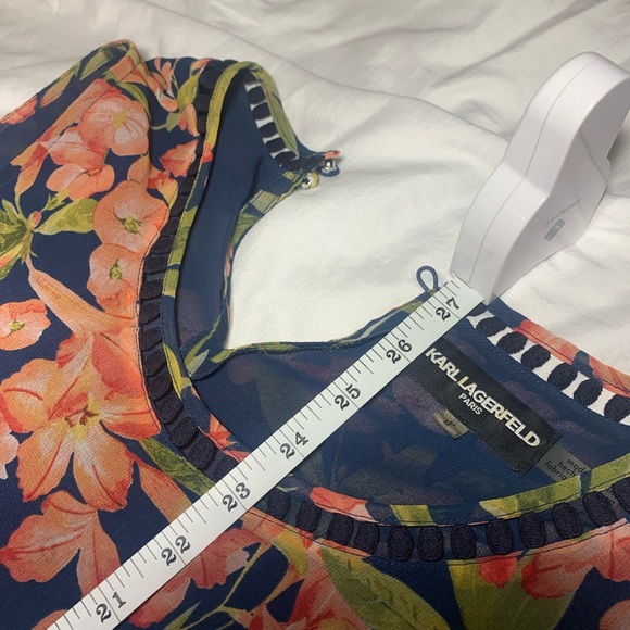 Bright floral top with exquisite details, by Karl Lagerfield. Size medium. - Picture 5 of 7